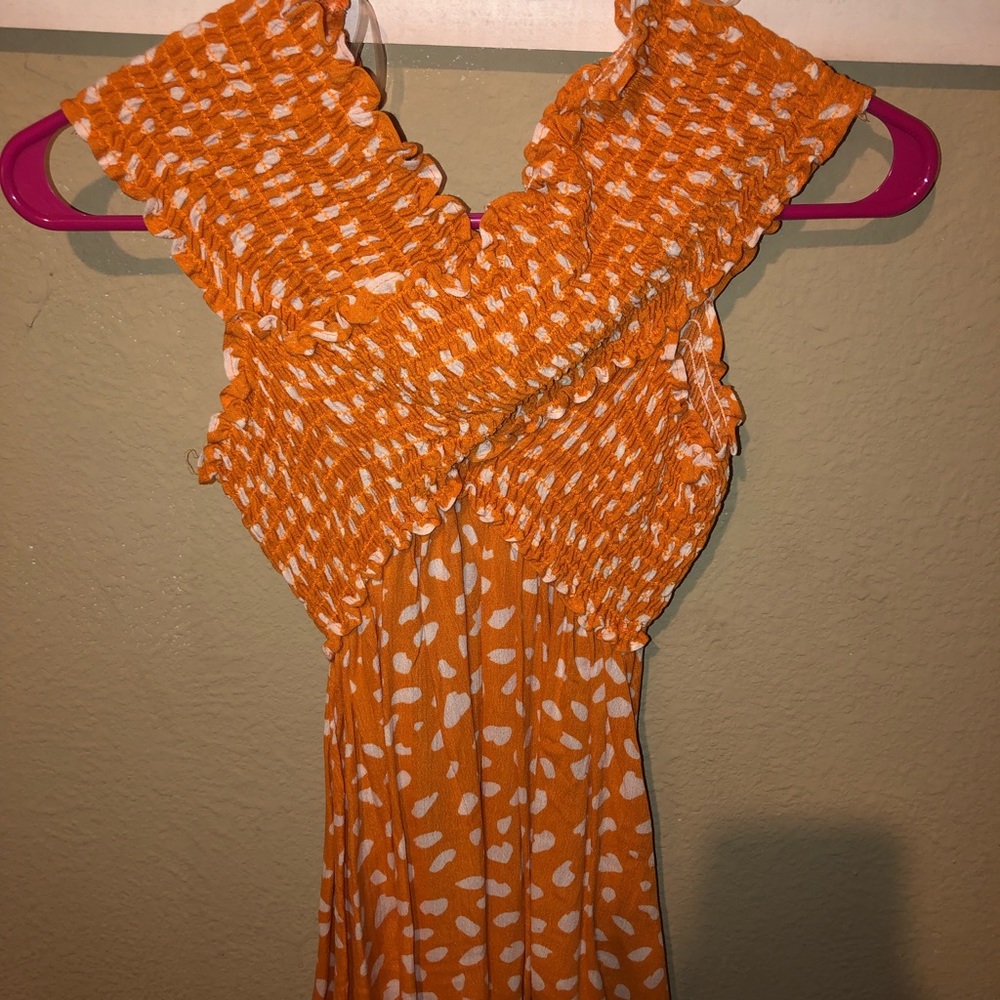 Cute orange and white top!